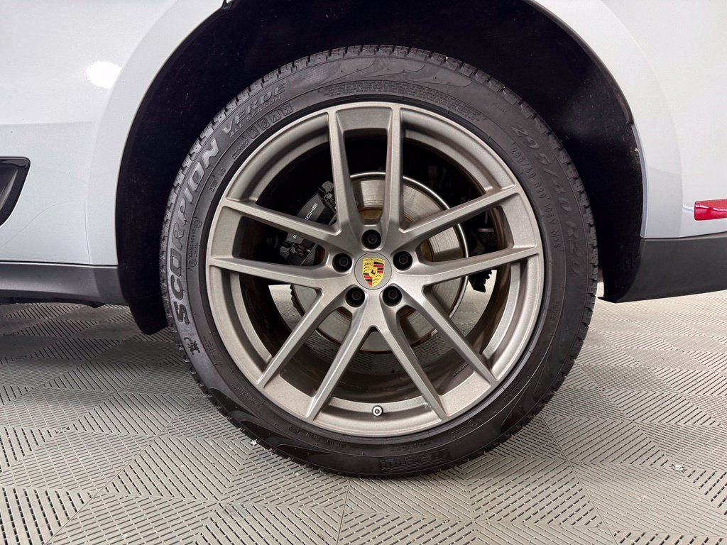 Certified 2025 Porsche Macan AWD/4WD image 12