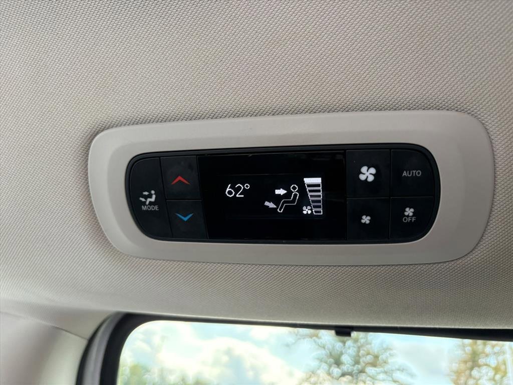 Used 2022 Chrysler Pacifica Touring-L image 10