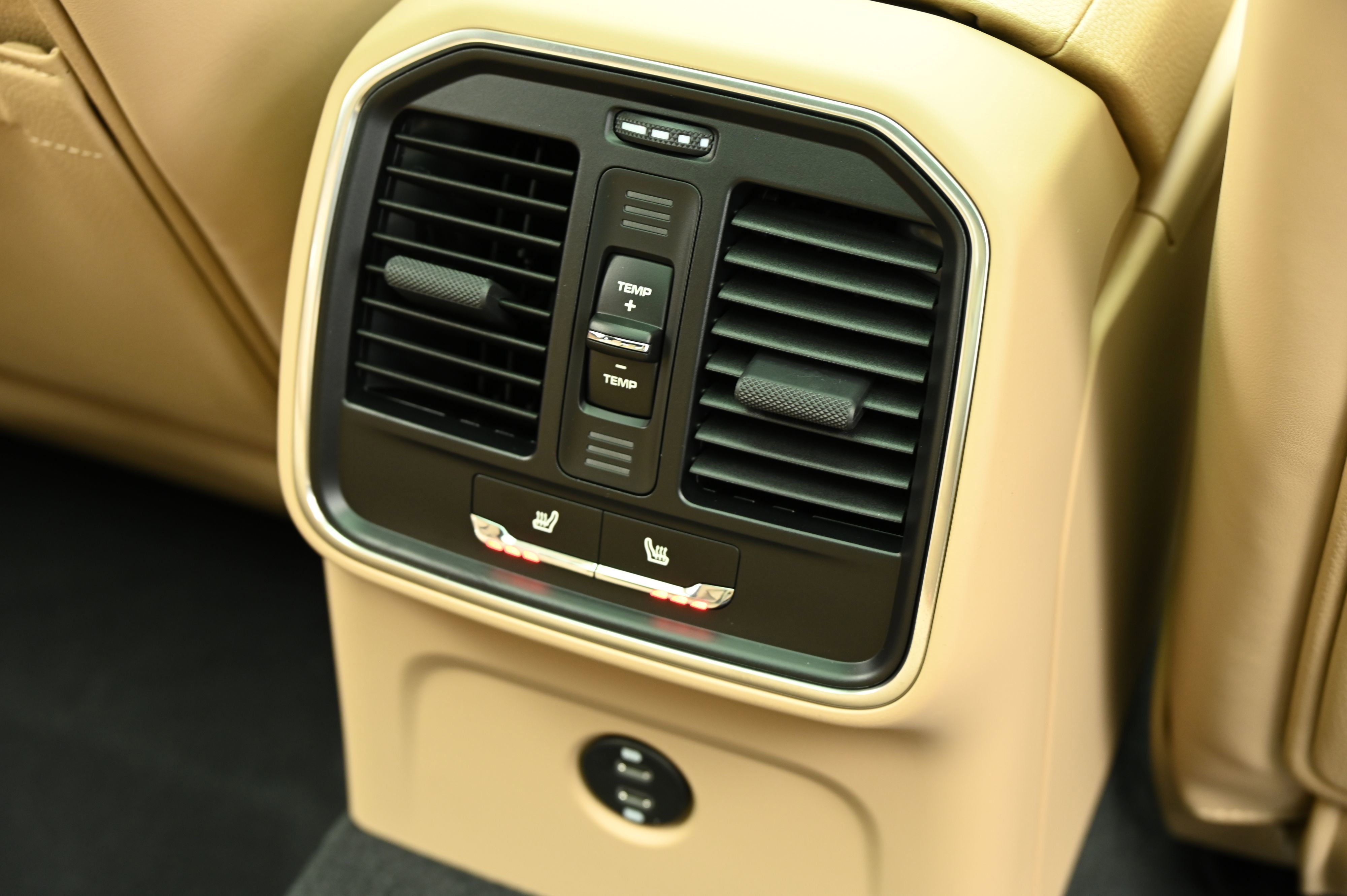 Used 2025 Porsche Macan image 26