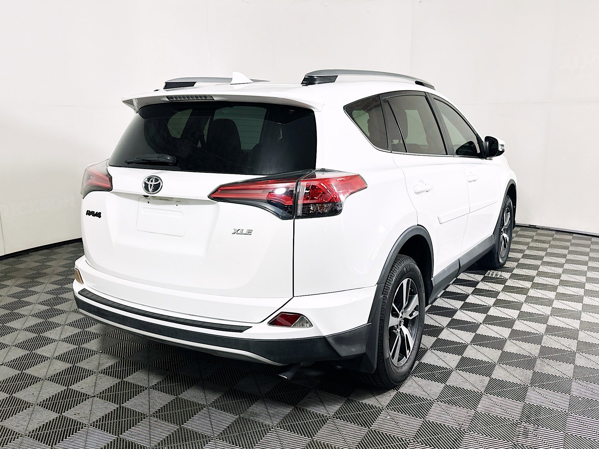 Used 2018 Toyota RAV4 XLE FWD image 3