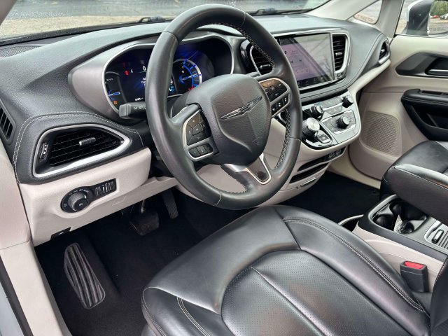 Used 2023 Chrysler Pacifica Touring-L FWD image 10