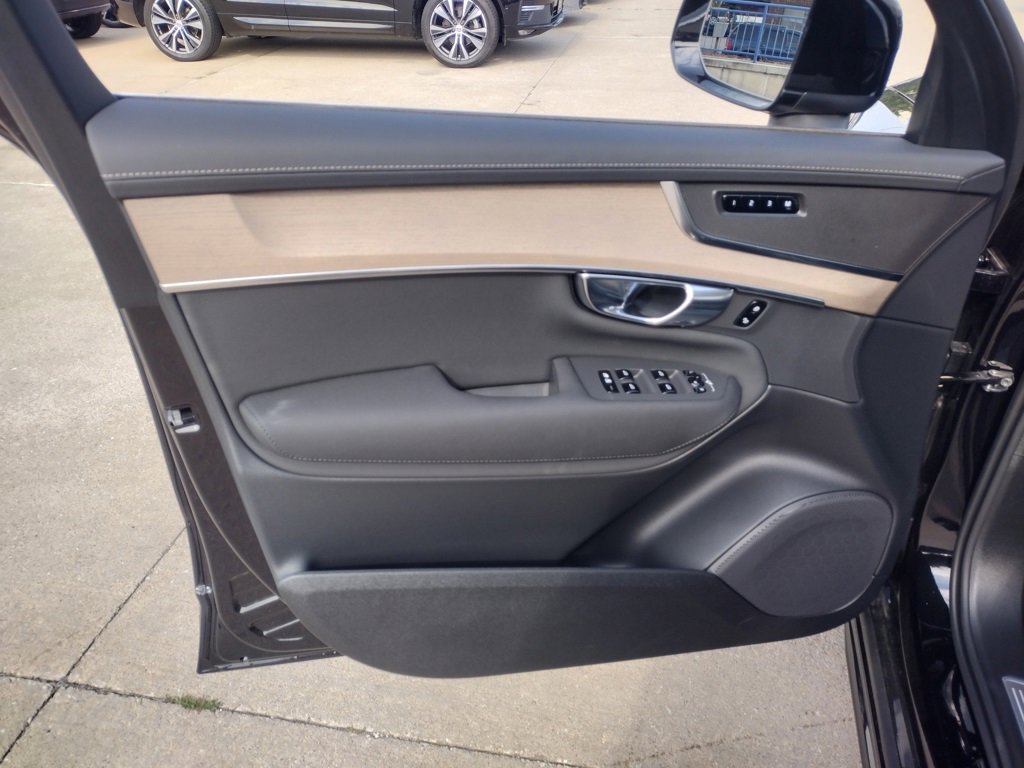 New 2025 Volvo XC90 B6 Plus image 9