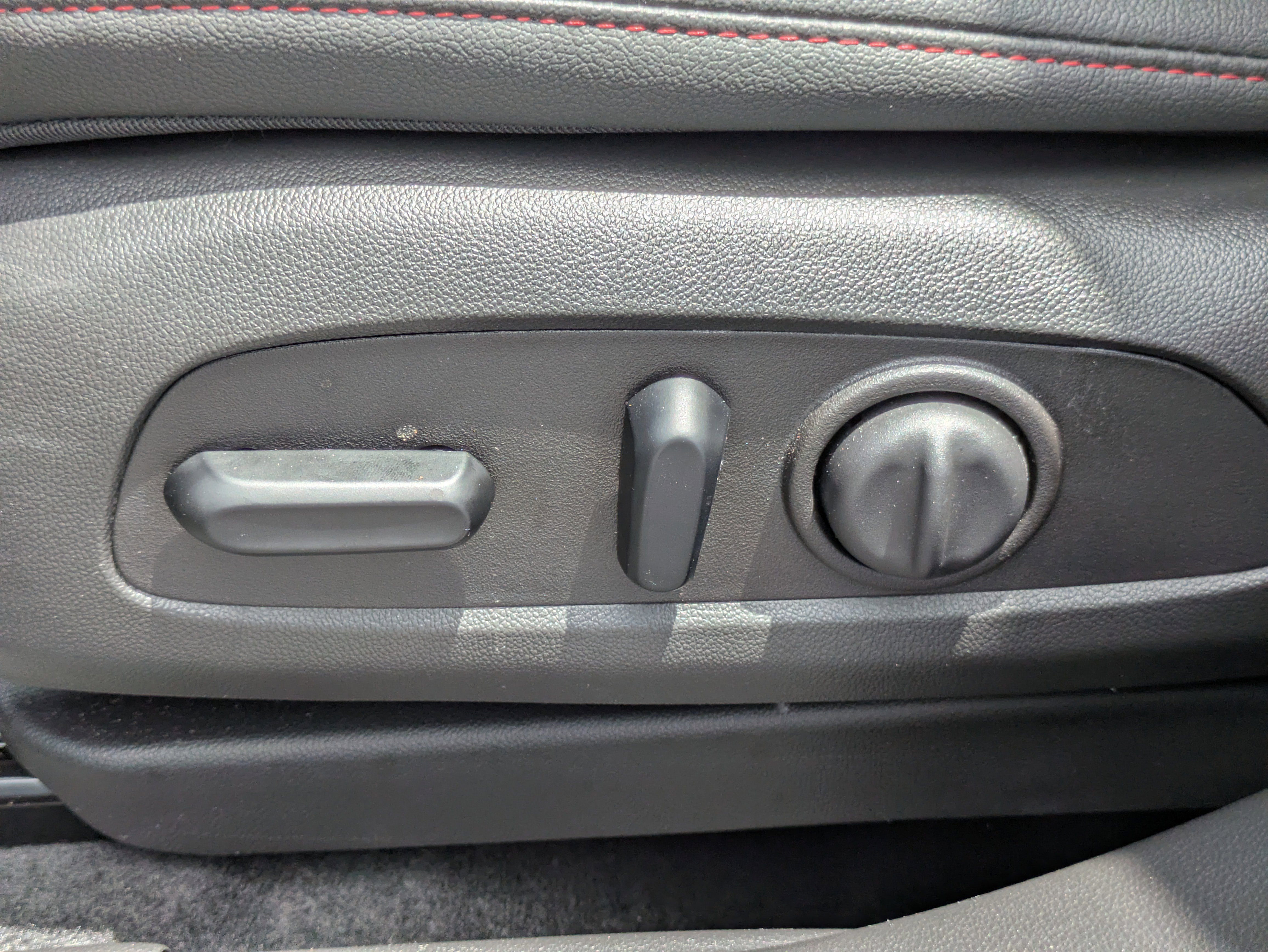 Used 2025 Chevrolet Trax RS w/ Sunroof Package FWD image 11