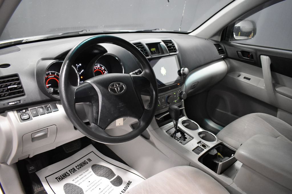 Used 2012 Toyota Highlander FWD w/ Cold Weather Pkg image 4