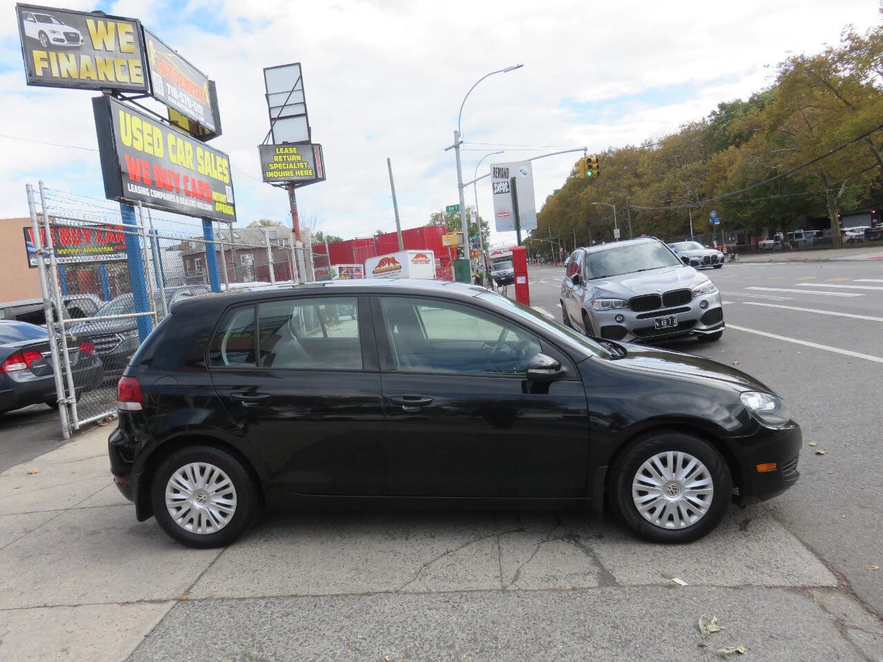 Used 2014 Volkswagen Golf 4-Door image 8