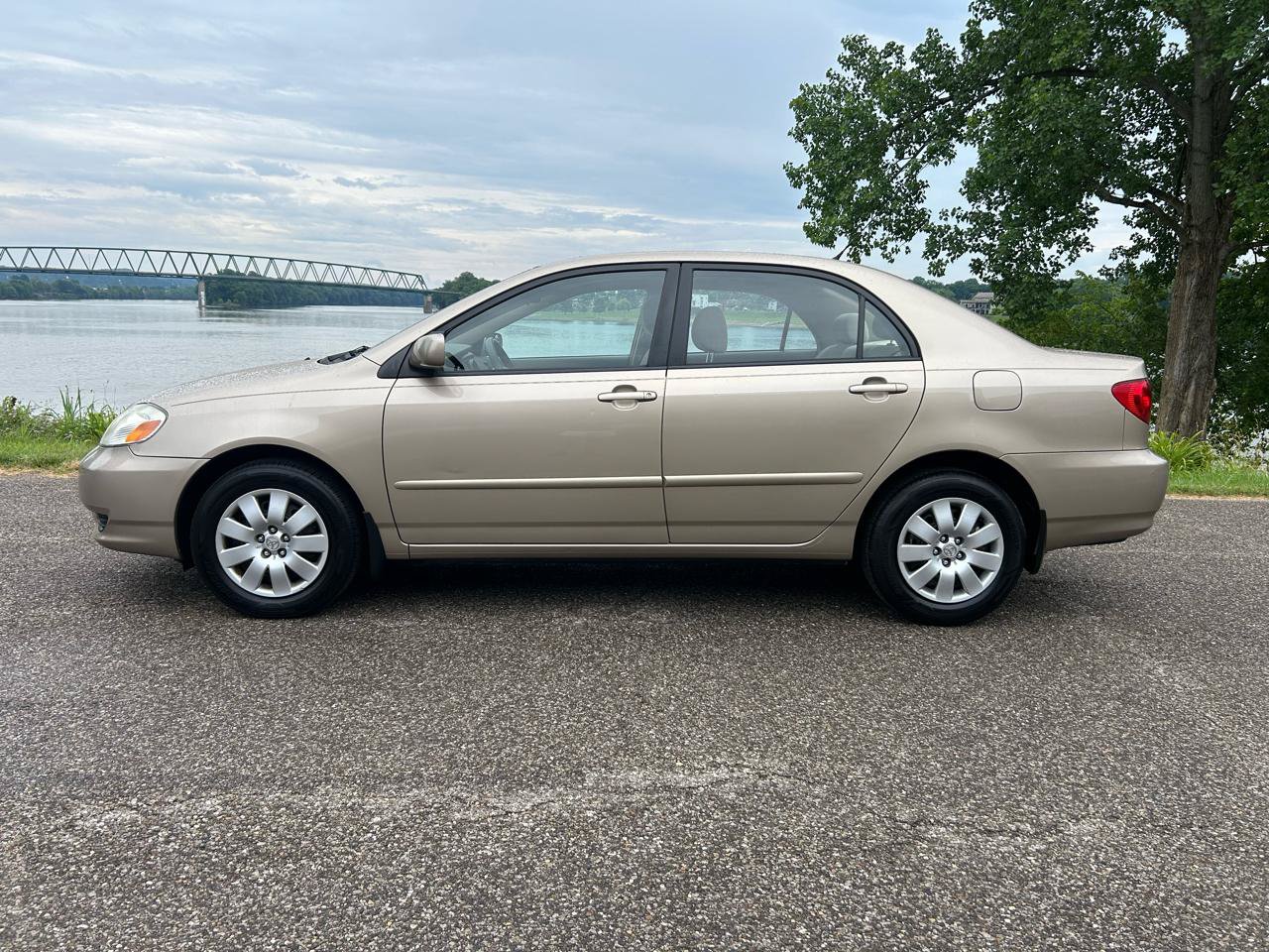Used 2004 Toyota Corolla LE FWD image 2