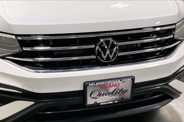 Used 2024 Volkswagen Tiguan SE w/ Panoramic Sunroof Package FWD image 31