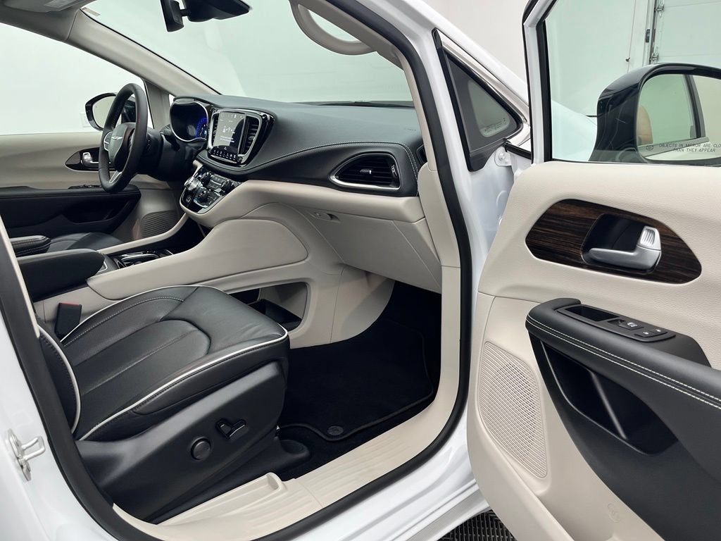 Used 2024 Chrysler Pacifica Limited FWD image 32