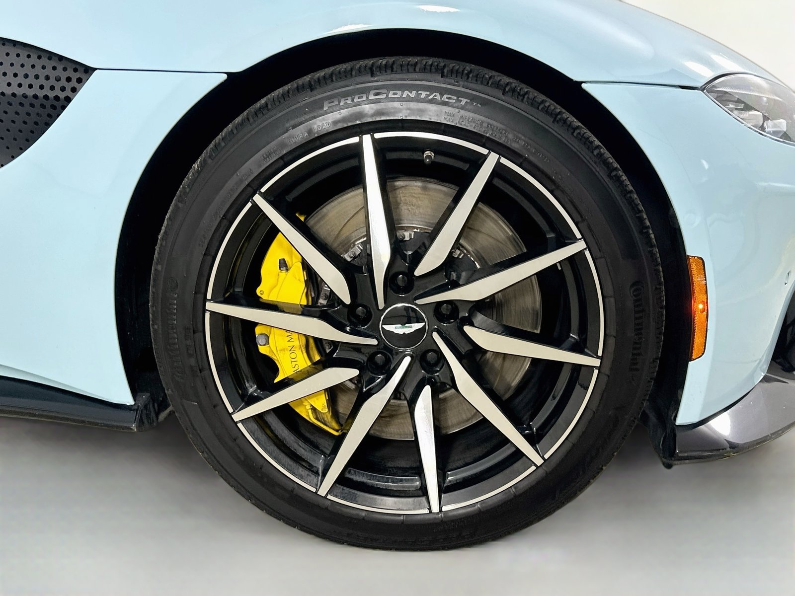 Used 2019 Aston Martin V8 Vantage Coupe RWD image 10