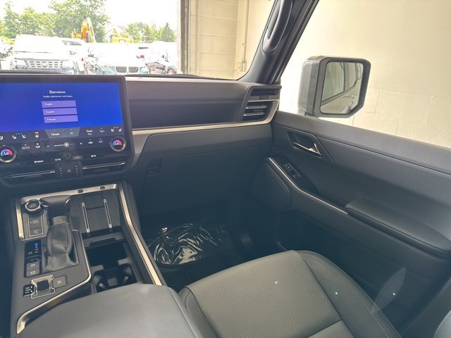 Used 2025 Lexus GX 550 w/ Cold Area Package image 40