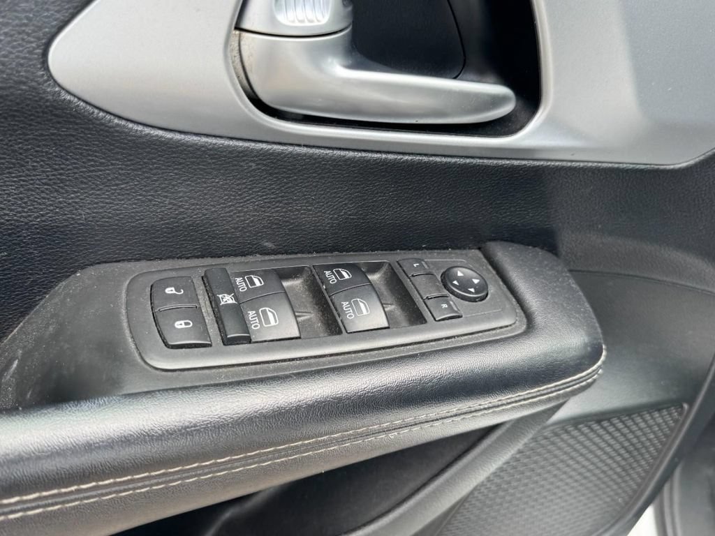 Used 2018 Chrysler Pacifica Touring-L Plus FWD image 17