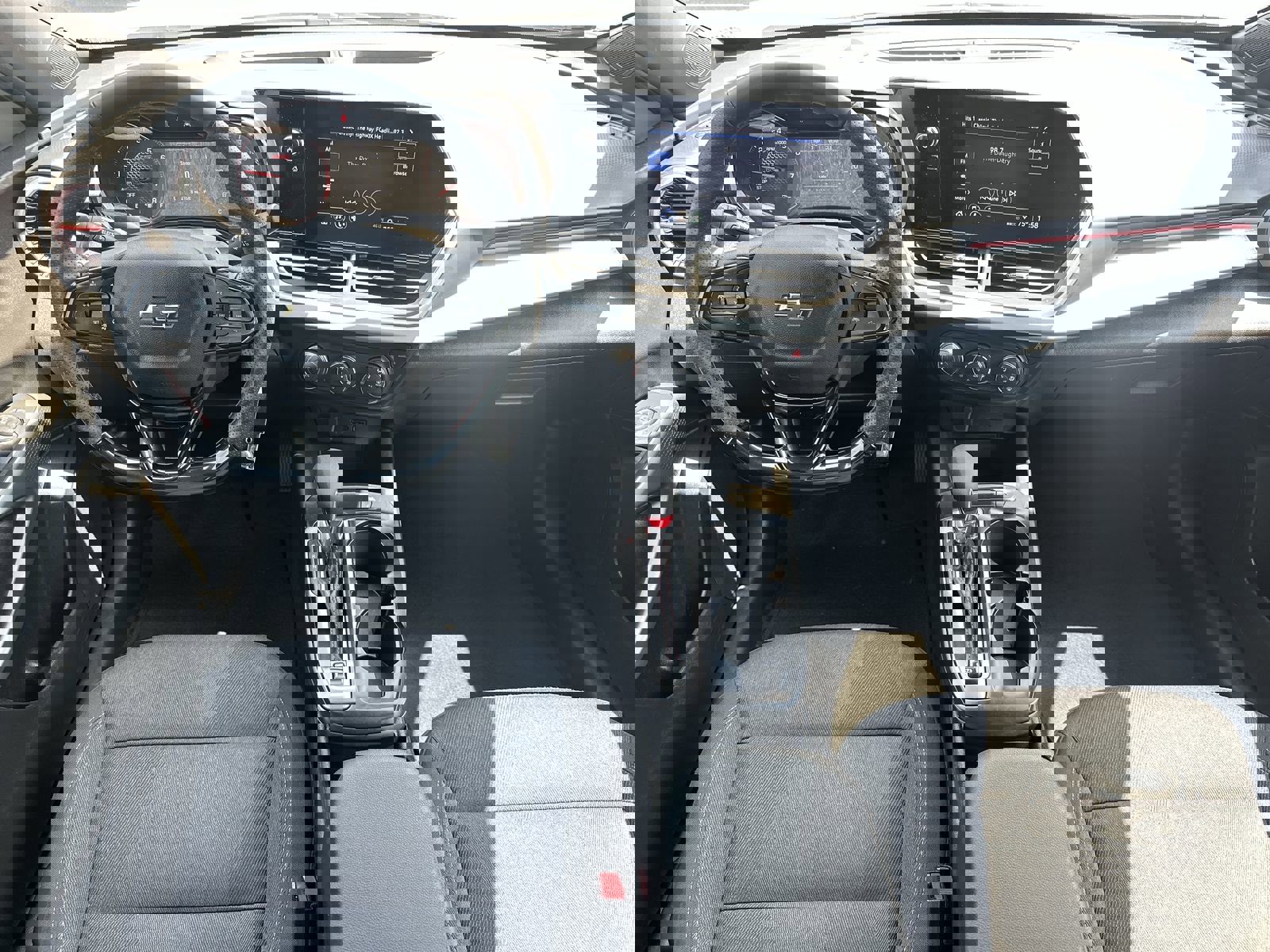 Used 2025 Chevrolet Trax RS w/ Driver Confidence Package image 18