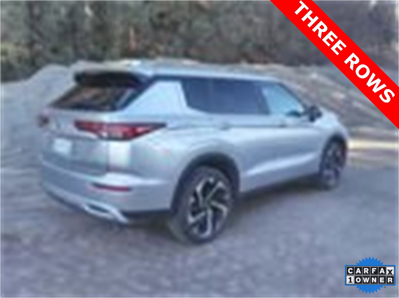 Used 2024 Mitsubishi Outlander SE image 2
