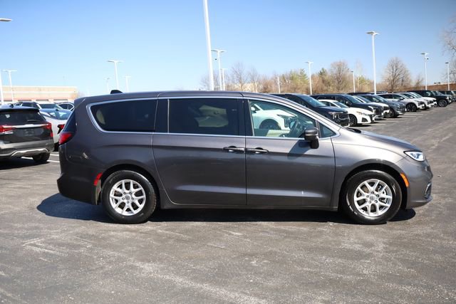 Used 2023 Chrysler Pacifica Touring-L image 4