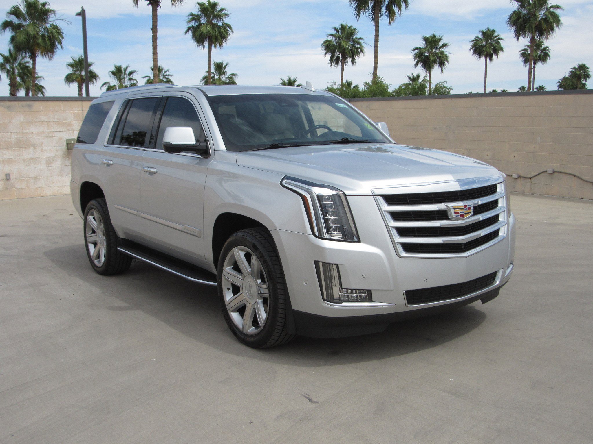 Used 2019 Cadillac Escalade Luxury image 2