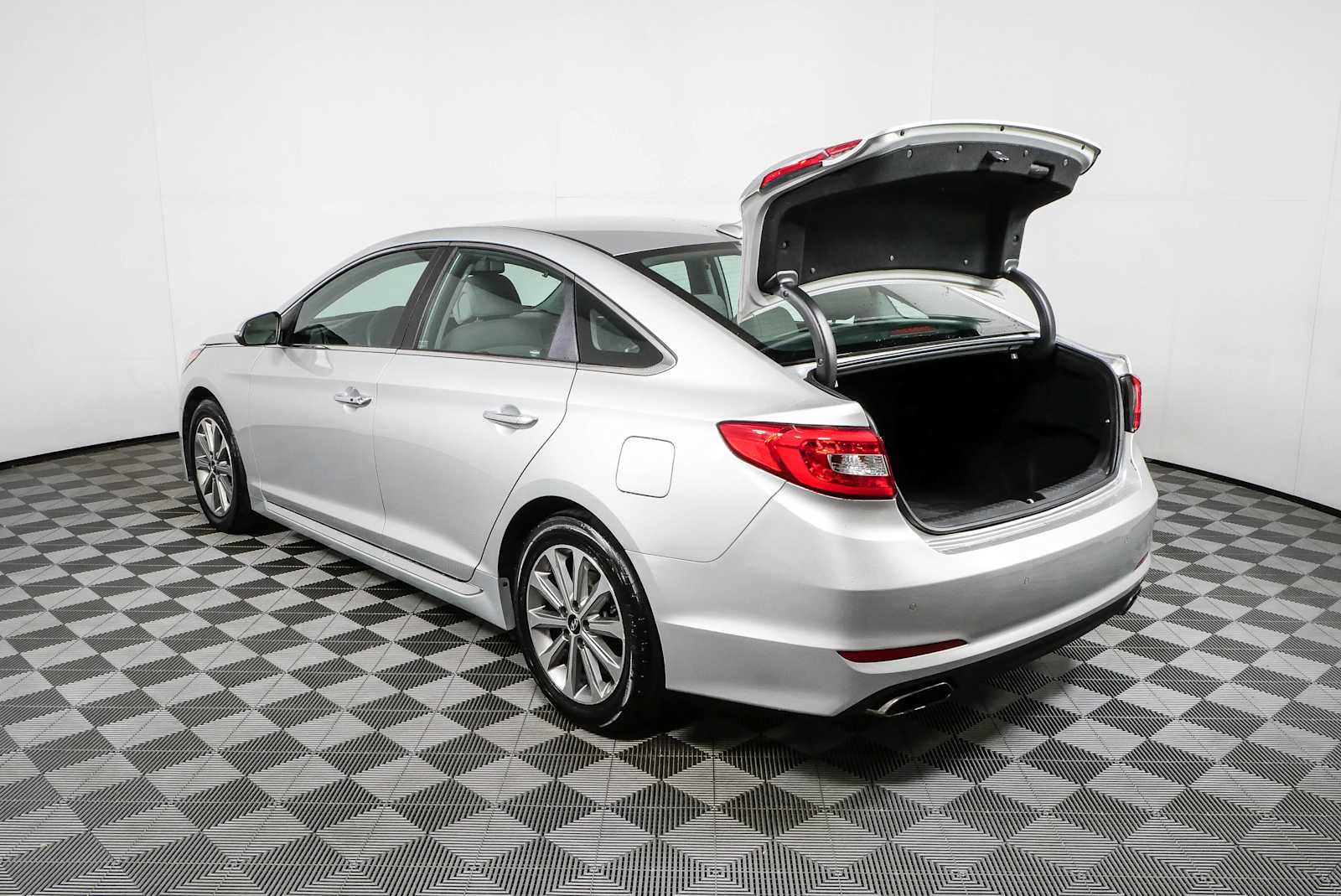 Used 2017 Hyundai Sonata Limited w/ Ultimate Package 04 FWD image 33
