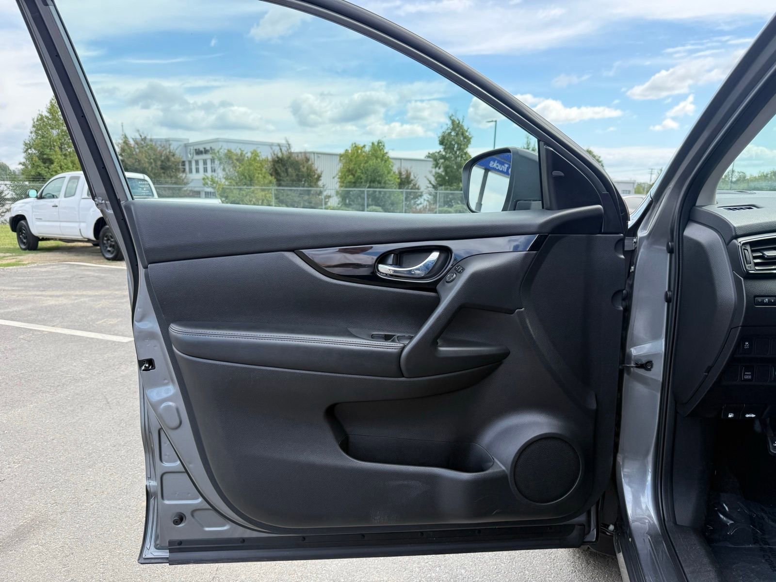 Used 2018 Nissan Rogue Sport SV image 14