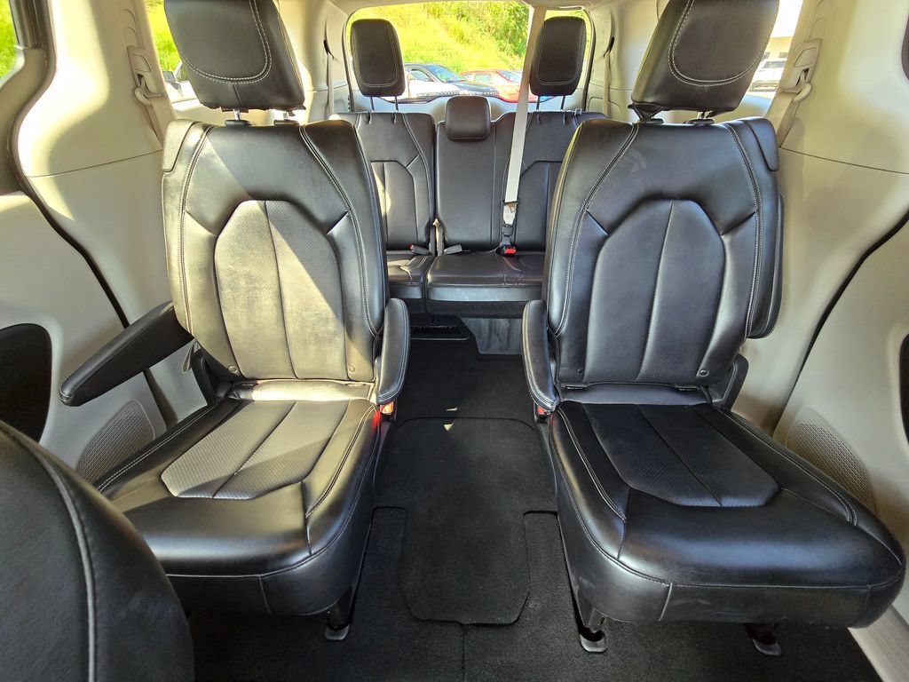 Used 2024 Chrysler Pacifica Touring-L FWD image 43