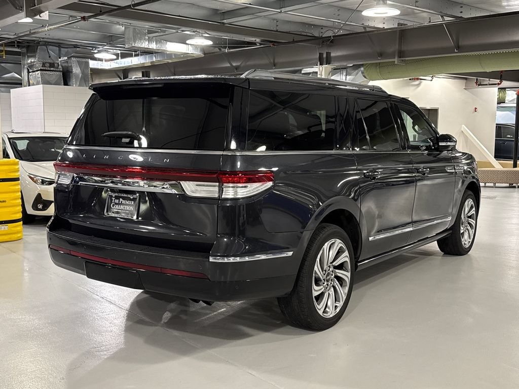 Used 2023 Lincoln Navigator L Reserve AWD/4WD image 2