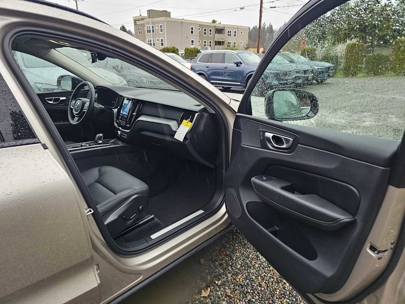 Certified 2025 Volvo XC60 B5 Core w/ Protection Package Premier AWD/4WD image 9