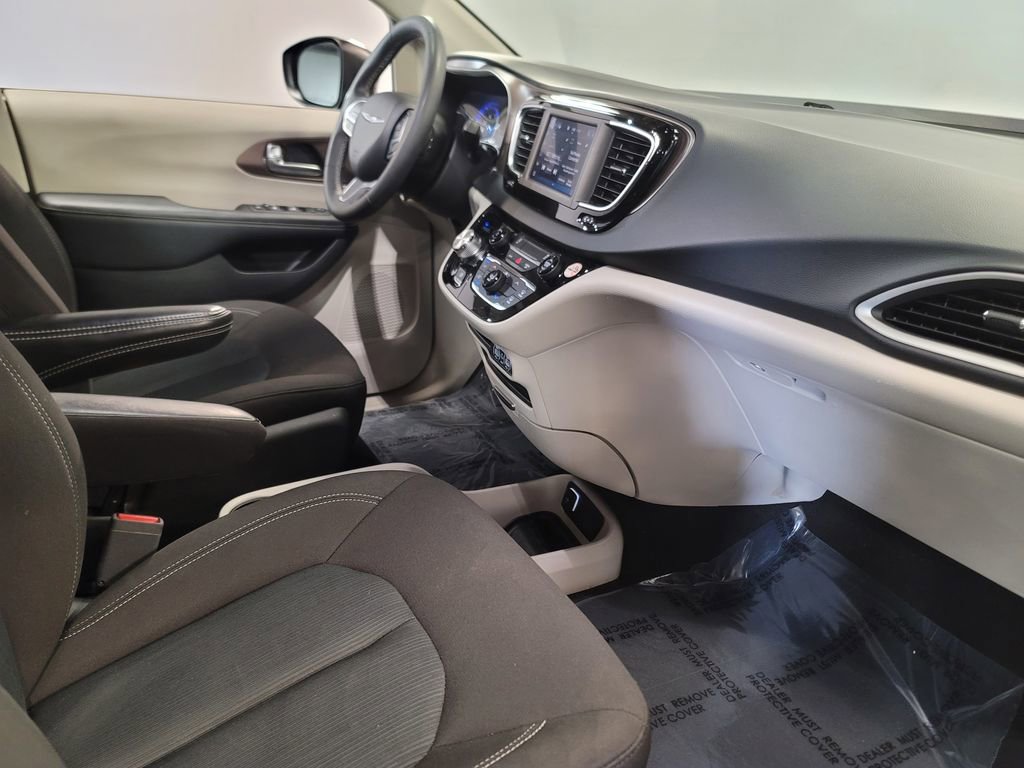 Used 2023 Chrysler Voyager LX image 22