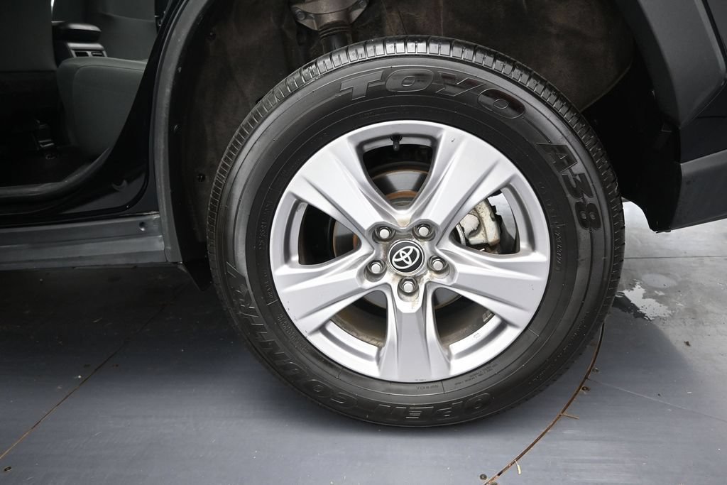 Used 2025 Toyota RAV4 XLE FWD image 40