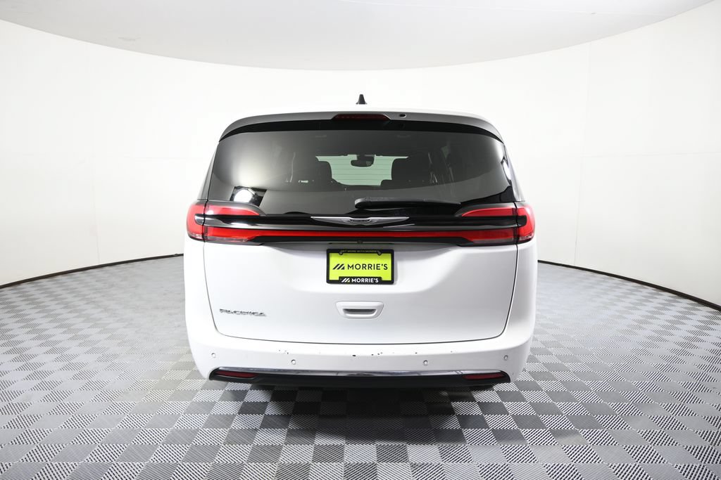 Used 2024 Chrysler Pacifica Touring FWD image 5