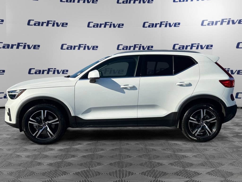 Used 2025 Volvo XC40 B5 Core image 2