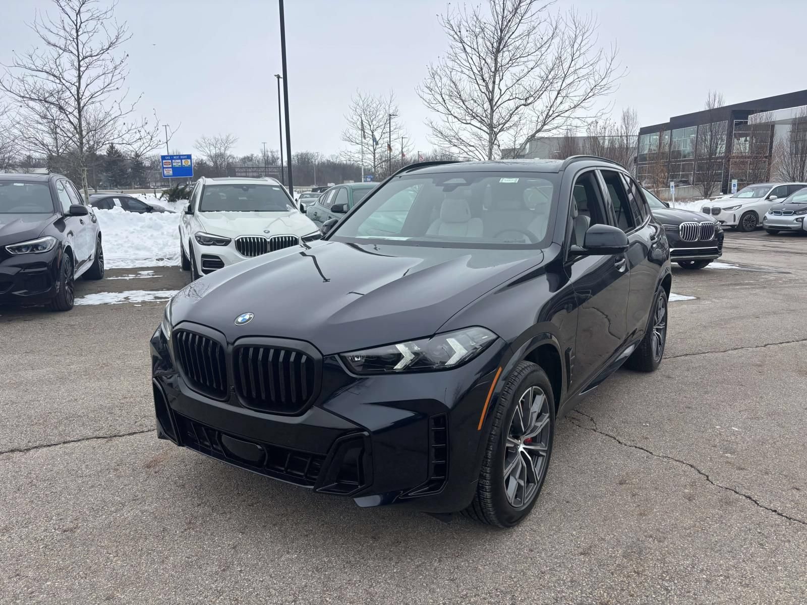 New 2026 BMW X5 xDrive40i w/ M Sport Package AWD/4WD image 3