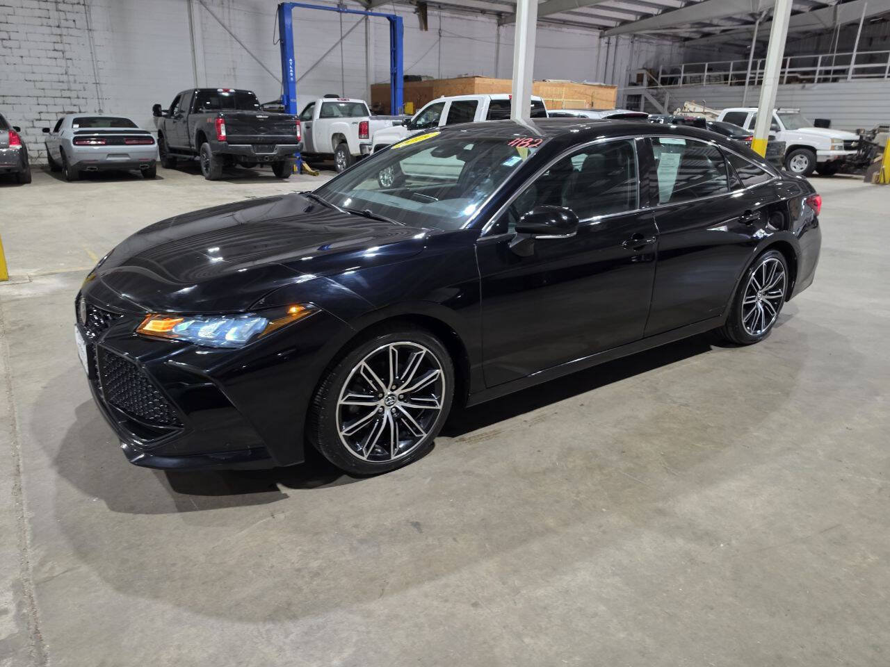 Used 2019 Toyota Avalon XSE w/ All Weather Liner Package FWD image 1
