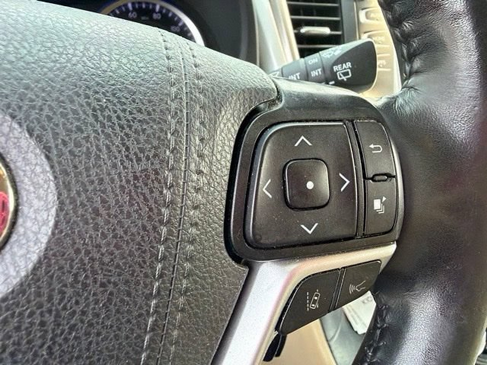 Used 2019 Toyota Highlander XLE AWD/4WD image 11