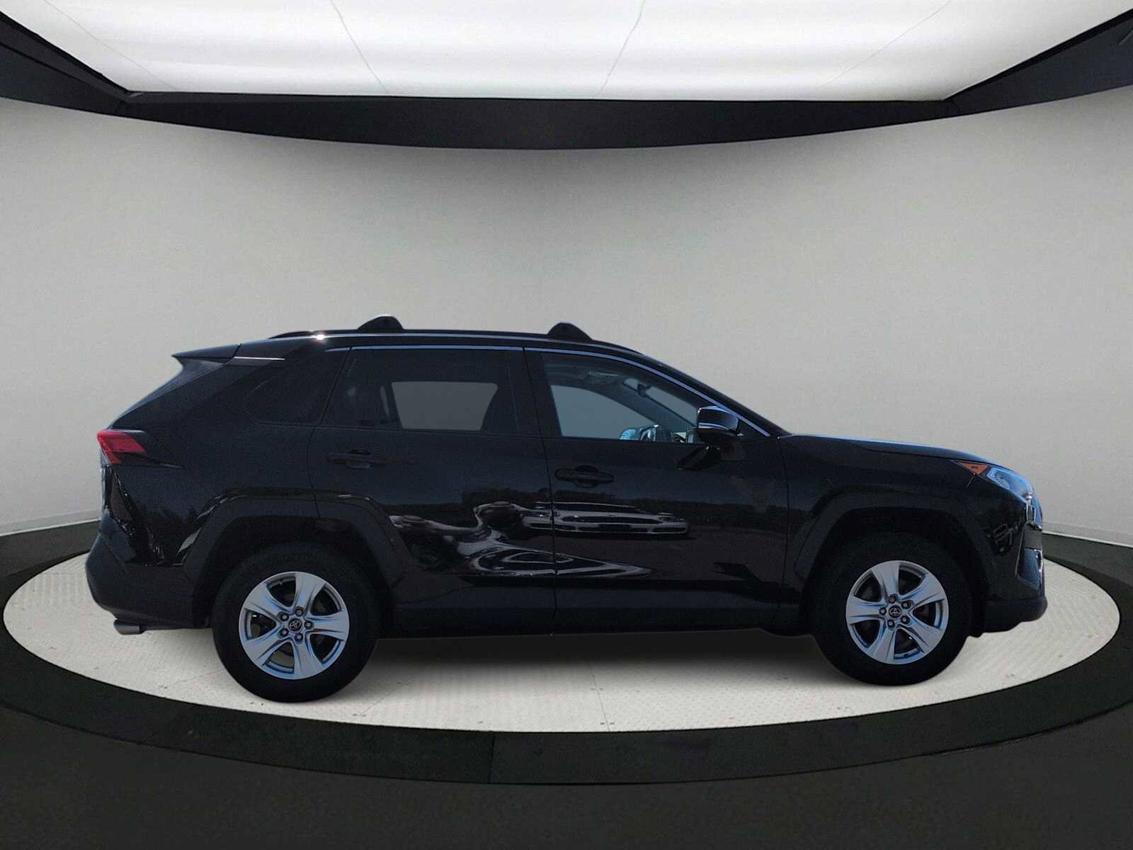 Used 2020 Toyota RAV4 XLE w/ Convenience Package image 9