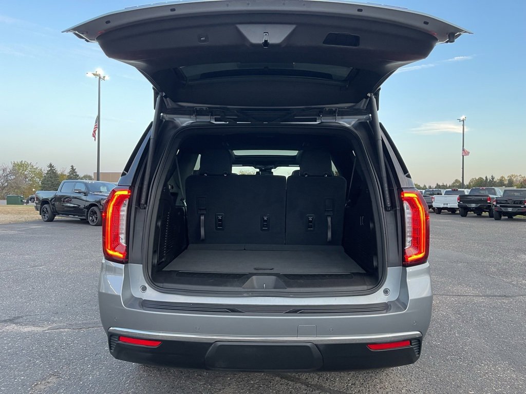 Used 2023 GMC Yukon XL SLT image 7