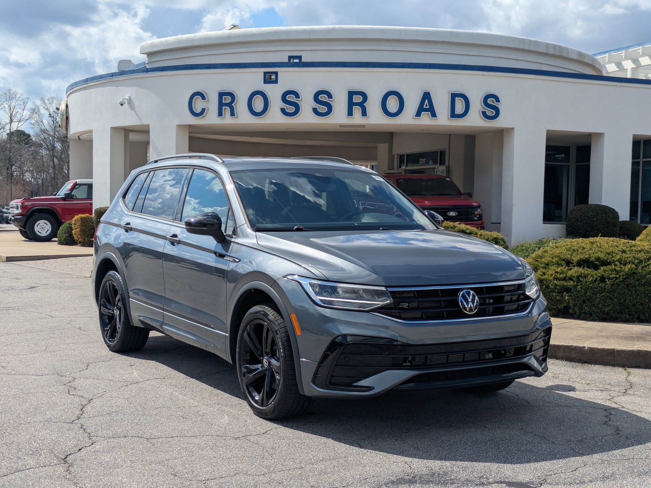 Used 2024 Volkswagen Tiguan SE R-Line image 1
