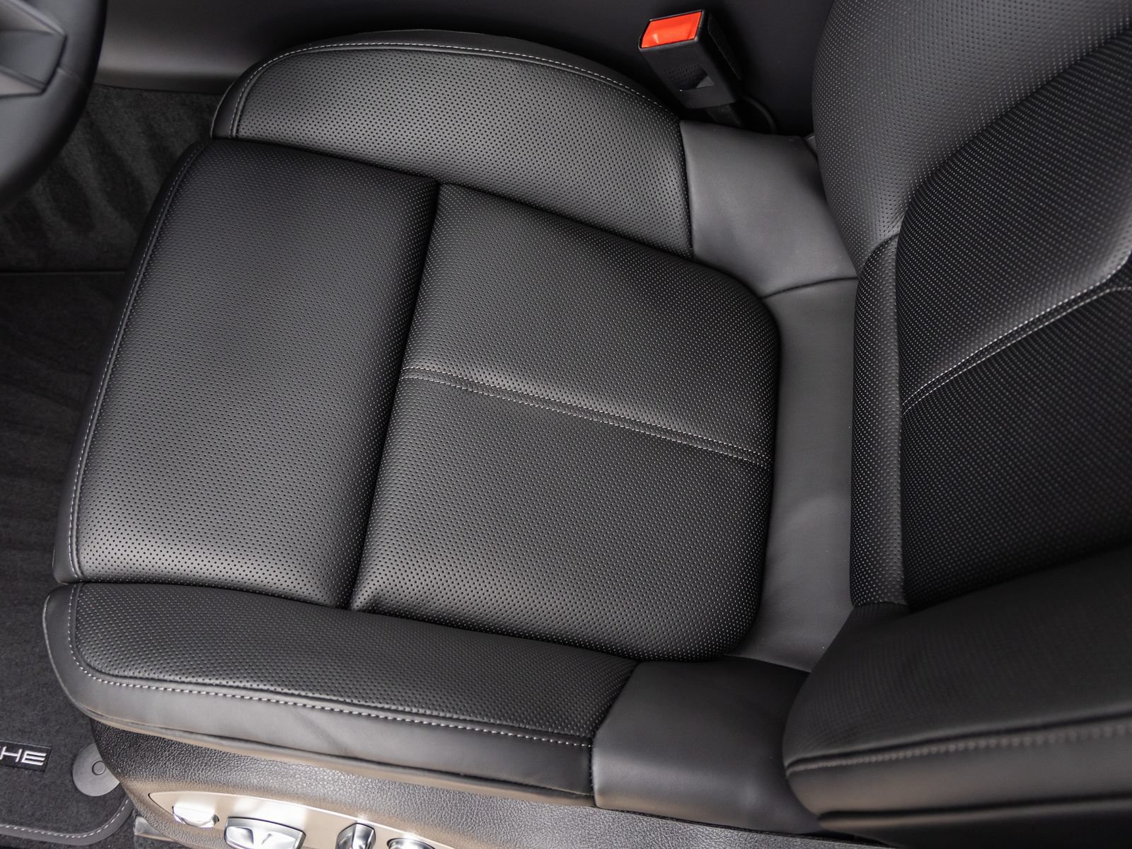Certified 2026 Porsche Macan AWD/4WD image 28