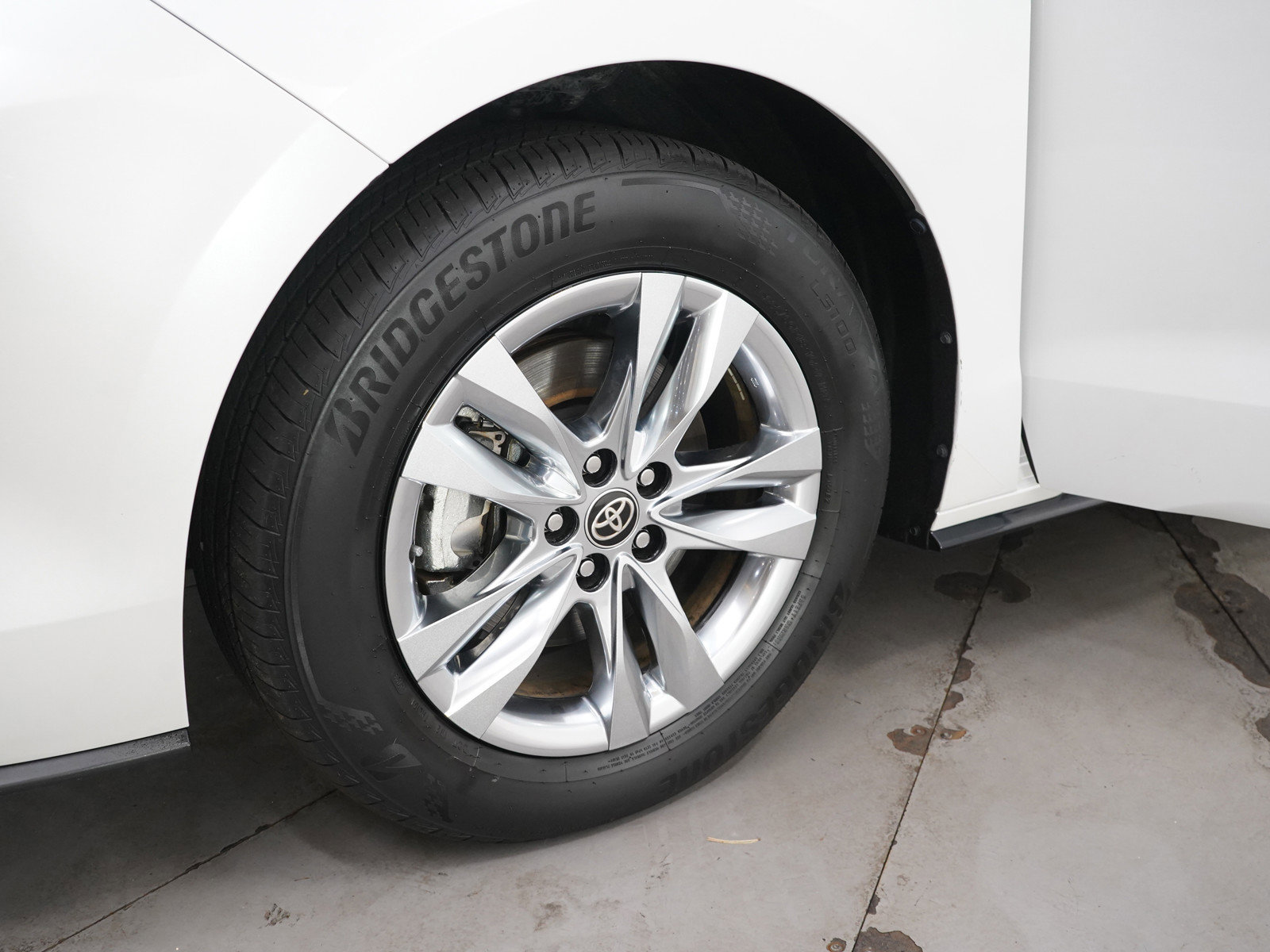 Used 2024 Toyota Sienna Limited image 31