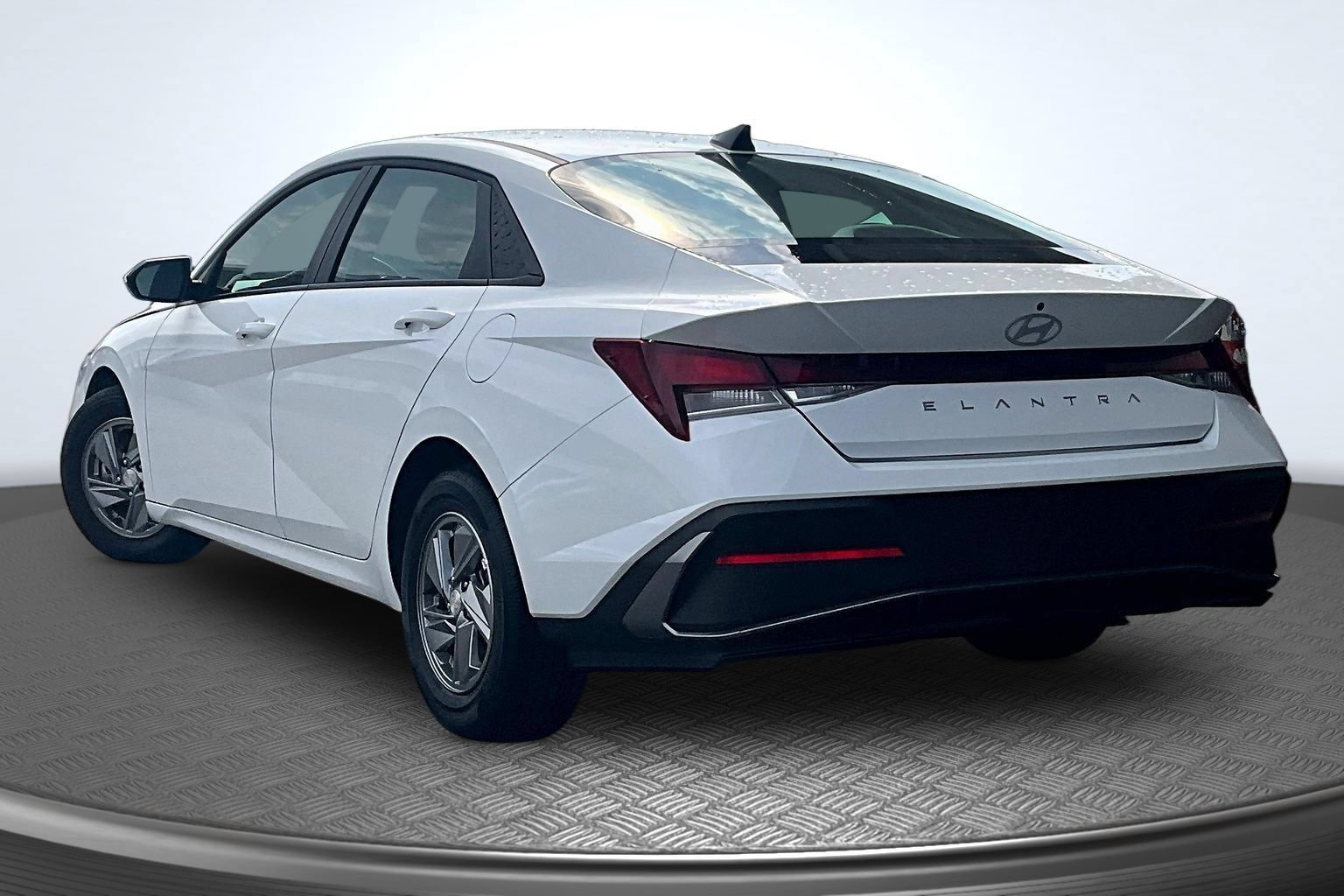 Used 2025 Hyundai Elantra SE FWD image 3