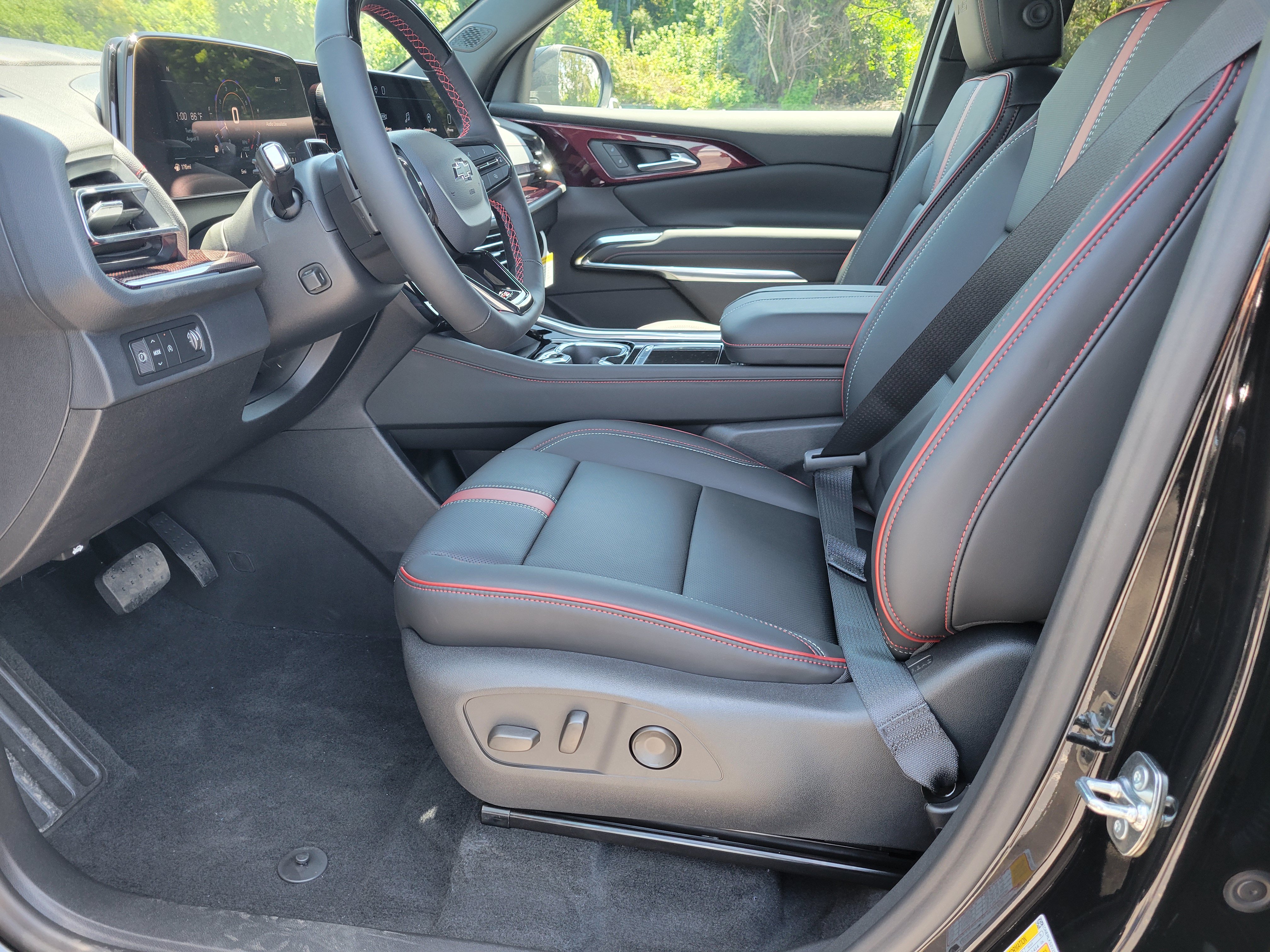 New 2027 Chevrolet Traverse RS w/ LPO, Floor Liner Package FWD image 36