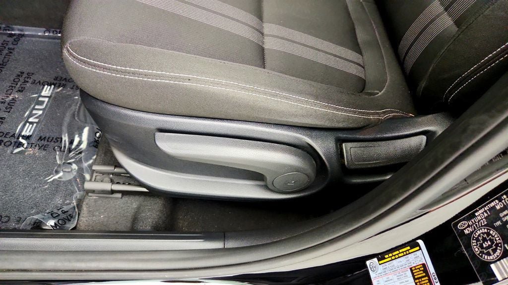 Used 2023 Hyundai Venue FWD image 11