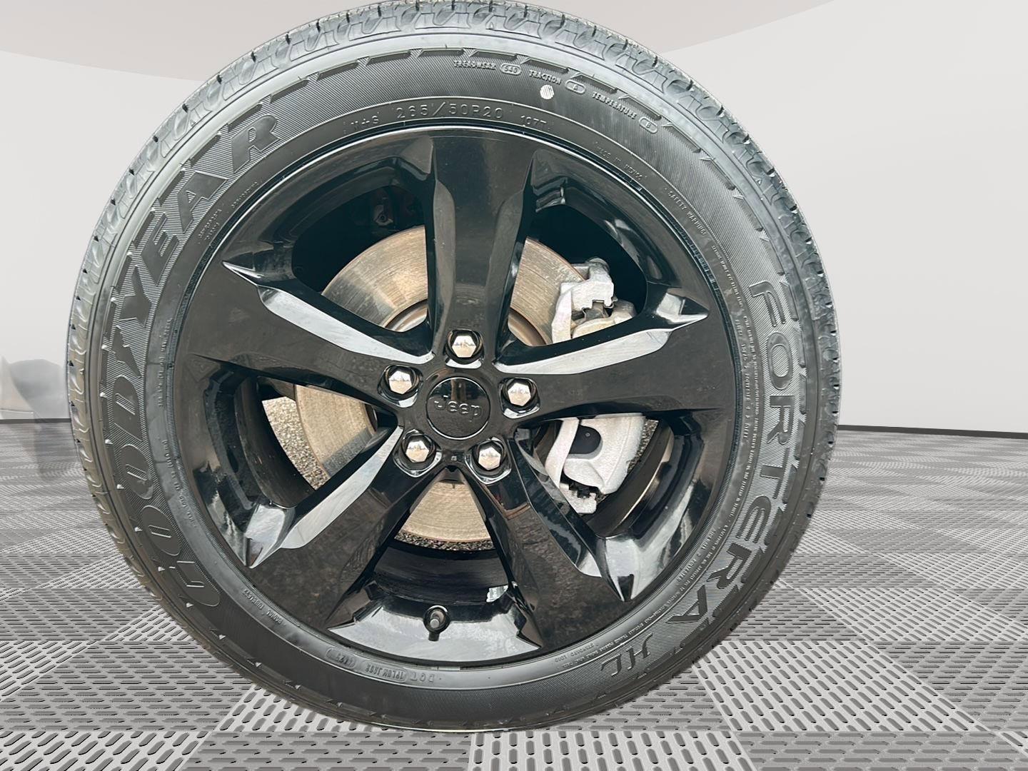 Used 2023 Jeep Grand Cherokee L Laredo image 25