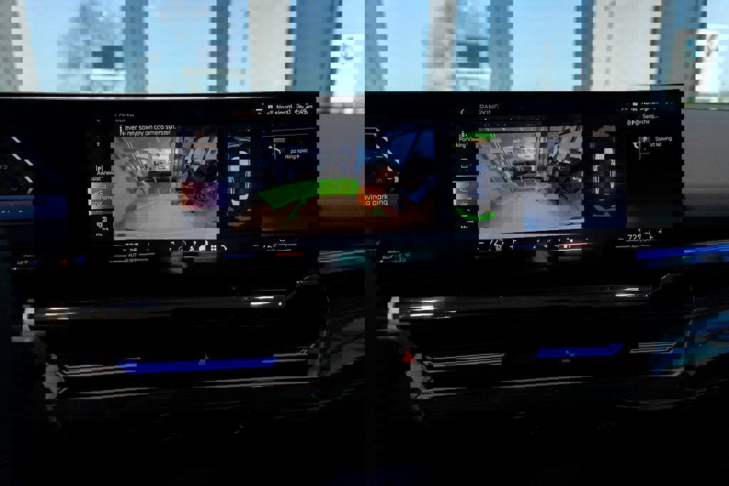 Used 2025 BMW 530i xDrive image 31