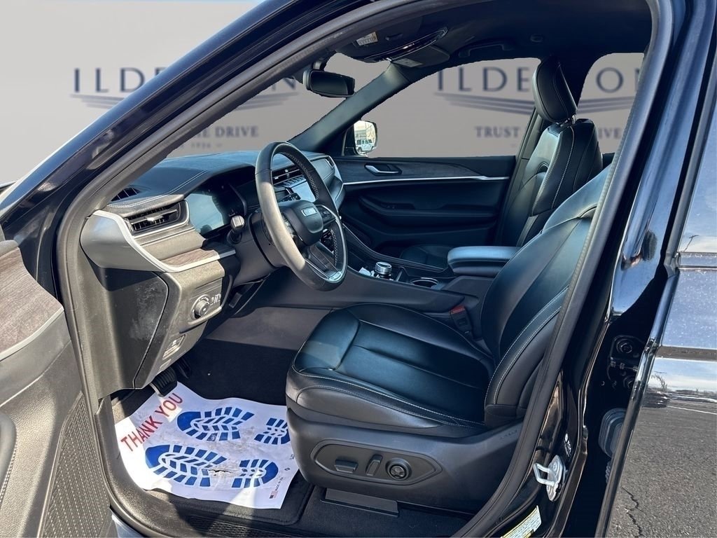 Used 2024 Jeep Grand Cherokee Limited w/ Black Appearance Package image 11