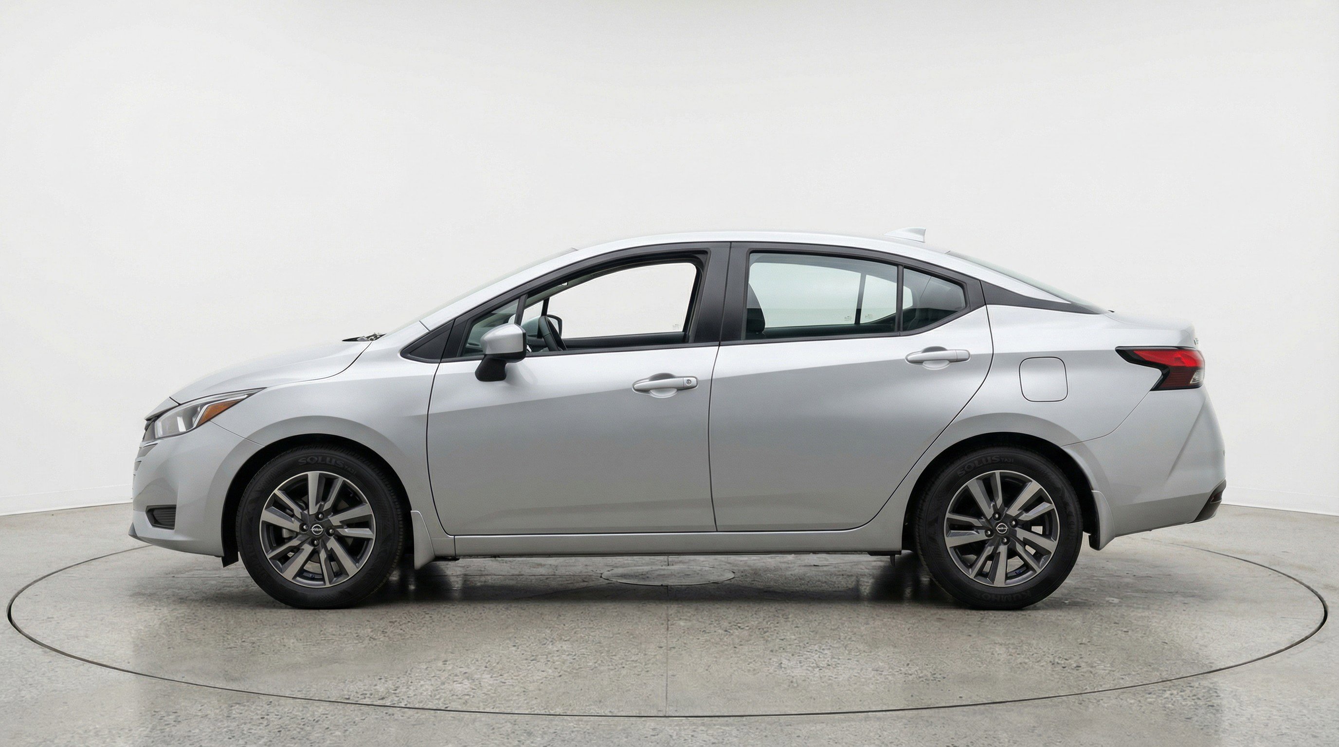 Used 2025 Nissan Versa SV image 5