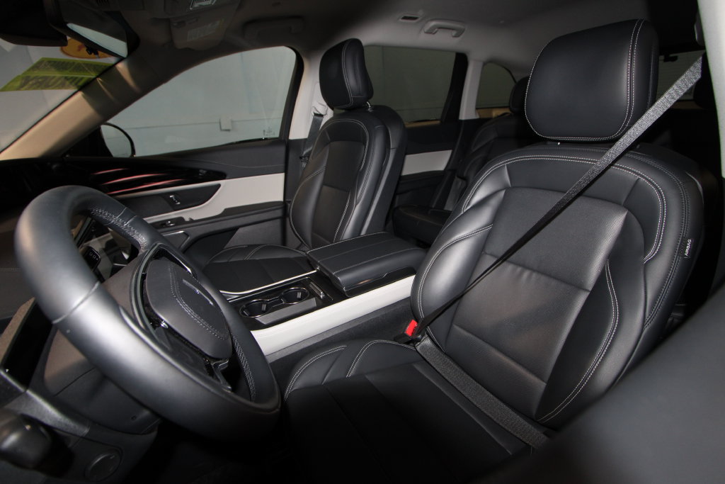 Used 2024 Lincoln Nautilus Premier AWD/4WD image 4