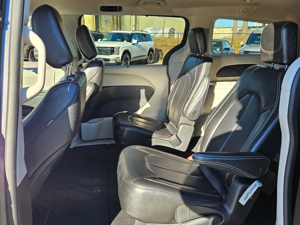 Used 2023 Chrysler Pacifica Touring-L image 7