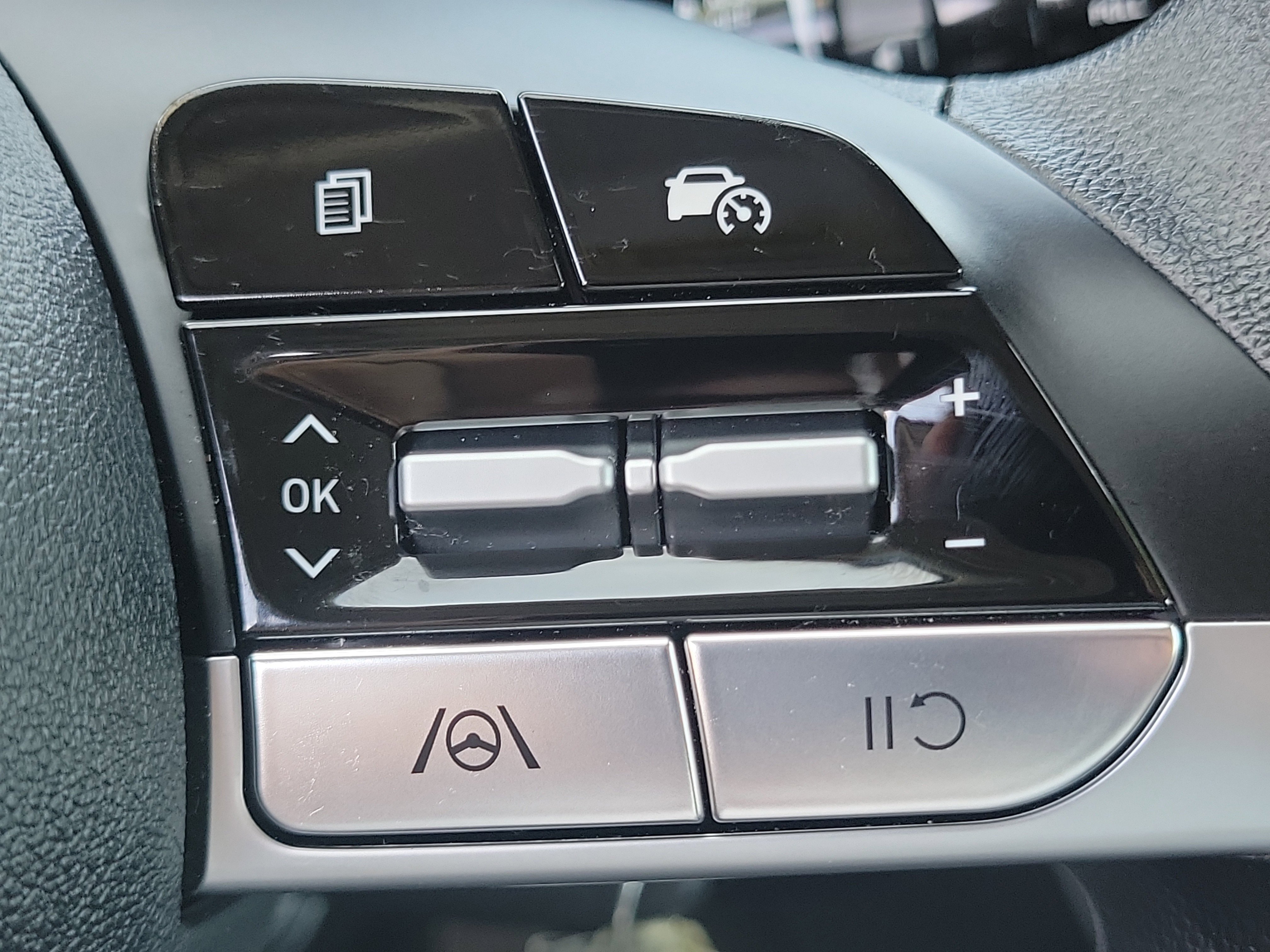 Certified 2025 Hyundai Elantra SE image 9