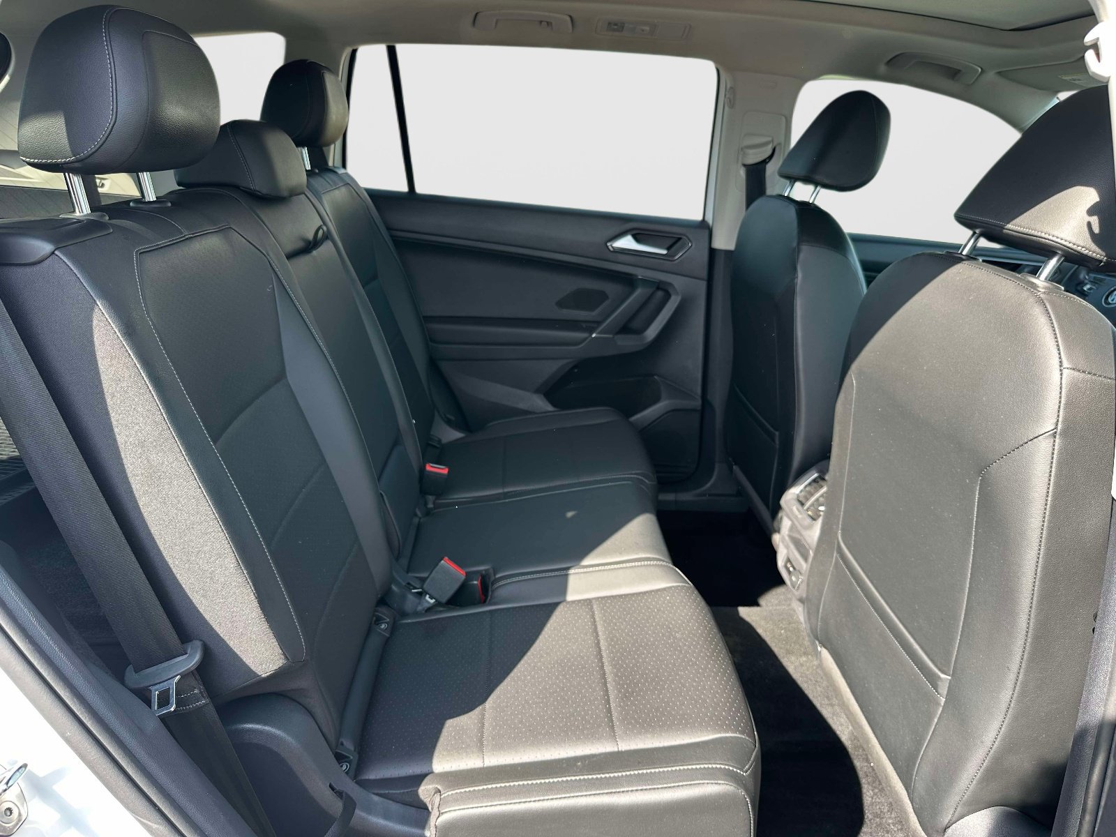 Used 2018 Volkswagen Tiguan SE w/ Panoramic Sunroof Package AWD/4WD image 10