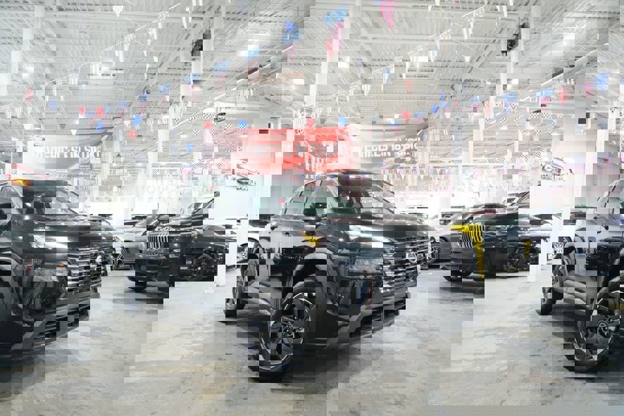 Used 2025 Nissan Rogue SV image 2