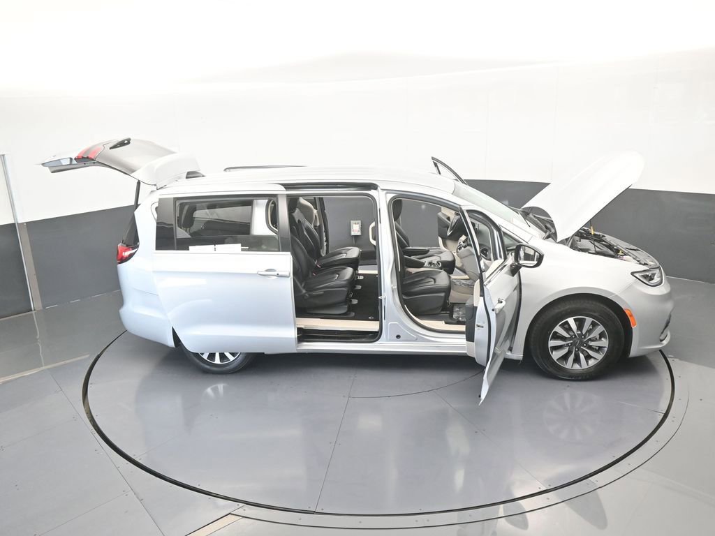 Used 2024 Chrysler Pacifica Select image 74