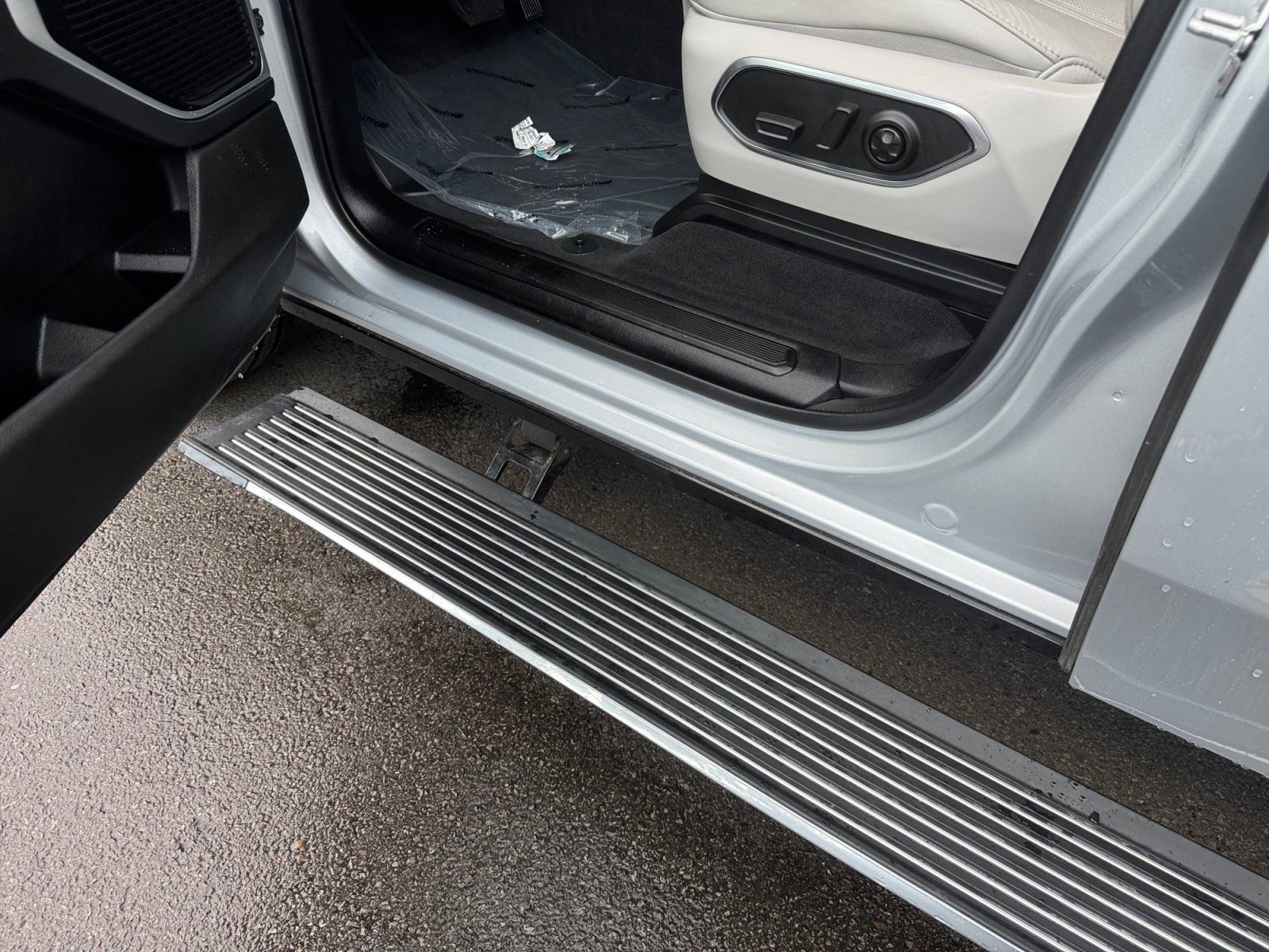 Used 2025 Jeep Wagoneer Series III w/ Premium Group I AWD/4WD image 6
